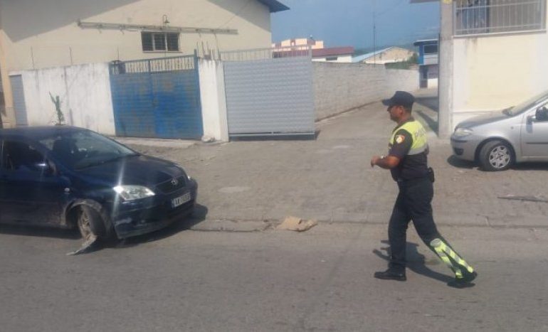 AKSIDENT NË ELBASAN/ Mjeti PËRPLASET me një çiklomotor. 31 vjeçarja drejtonte “Toyotan”…