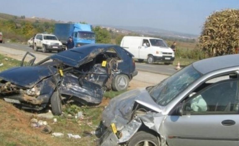 AKSIDENT I RËNDË NË FIER/ Makinat përplasen me njëra tjetrën. 4 të plagosur, mes tyre dhe fëmijë