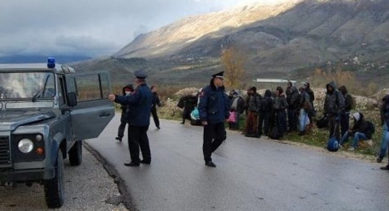 DO KALONIN KUFIRIN ME MALIN E ZI/ Kapen 5 REFUGJATËT sirianët që po… (FOTO)