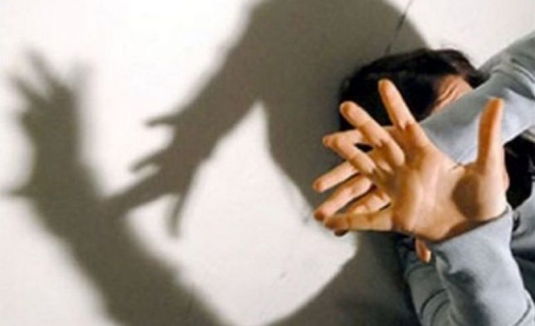 VËLLAI TRE VJET MË I VOGËL RREH MOTRËN/ 48-vjeçarja rrëfen TMERRIN e përjetuar: Më shante dhe më gjuante me…