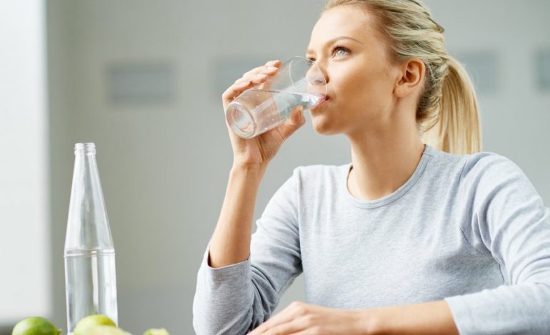A po pini ujë mjaftueshëm? Ja shenjat që ju tregon trupi juaj…
