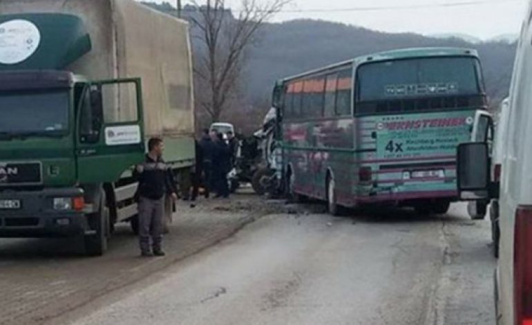 AKSIDENT I RËNDË NË DURRËS/ Autobuzi merr me “vete” DY makina. Niset në spital një…