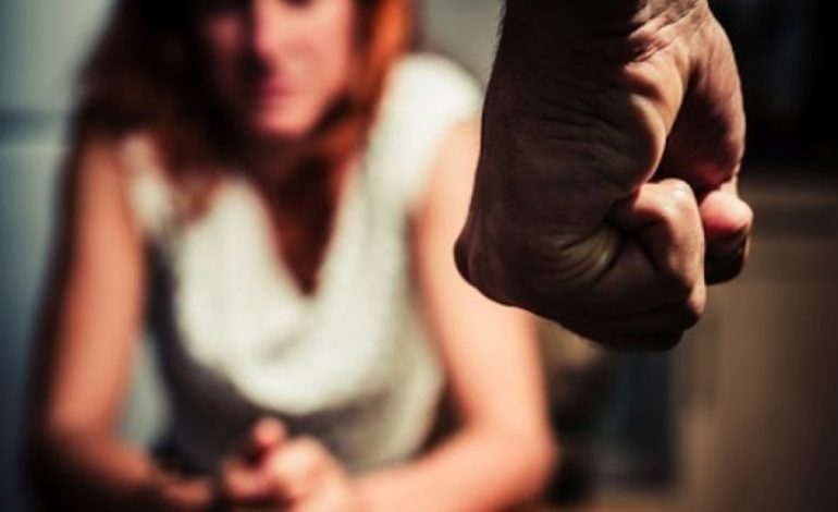 E RËNDË/ Nuk i HEKUROSI rrobat, 36 vjeçari SHQIPTAR bën për spital gruan në sy të fëmijëve