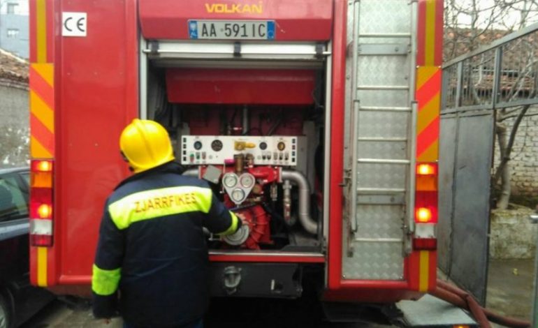 E TRETA PËR SOT/ Shtëpia në Durrës përfshihet nga FLAKËT. Një 52-vjeçar drejt…