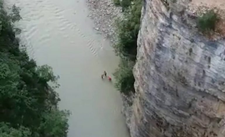 300 METËR NOT NË KANIONET E SKRAPARIT/ Policët në ndihmë për të shpëtuar turisten gjermane që… (FOTO)
