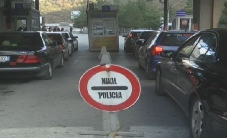FLUKSI I RADHËVE “KILOMETRIKE” NË KAPSHTICË/ Emigrantët drejtë Shqipërisë. Priten të…