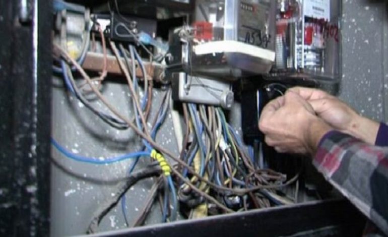 NDODH NË KAVAJË/ Burri HUMB JETËN nga rryma elektrike. Ishte duke ndërhyrë në…