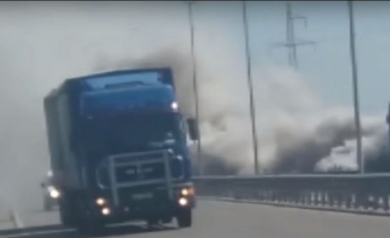 E RËNDË NË RROGOZHINË/ Kamioni merr FLAKË në rrugë. Dyshohet se ka… (VIDEO)
