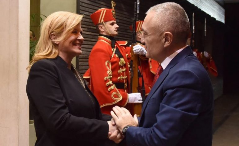 VIZITA E KITAROVIÇ NË TIRANË/ Meta vlerëson presidenten e Kroacisë me “Dekoratën e Flamurit Kombëtar”