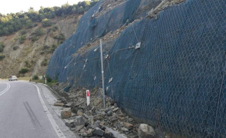 SHEMBET MASIVI SHKËMBOR/ Rruga Gramsh-Elbasan me probleme. Rrezik kalimi për…