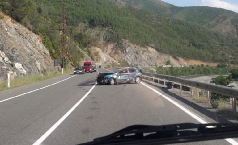 AKSIDENT I RËNDË NË KURBIN/ Makina humb kontrollin, përplaset me bordurën dhe…