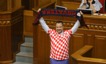 GJESTI UNIK/ Presidenti i Federatës Ukrainase shkon në Parlament me fanellën e Kroacisë