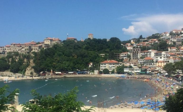 AKSIDENTI TRAGJIK/ Motorri i ujit përplas FAMILJEN SHQIPTARE, vdesin në vend nënë e bir…