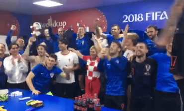 Fitorja kundër Rusisë/ Presidentja kroate festë të çmendur në dhomat e zhveshjes (VIDEO)