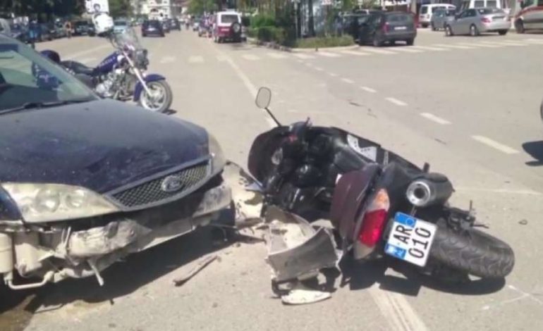 AKSIDENT NË TIRANË/ Makina PËRPLAS motorin. Plagoset… (VIDEO)