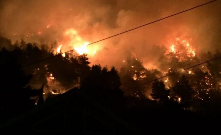 7 ORE LUFTE ME ZJARRIN NE DHERMI/ Zjarrfikësi “HERO” zbret në greminën 70 m të thellë dhe shuan flakët