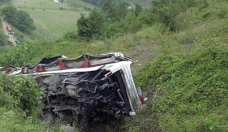 Autobusi humb kontrollin në kthesë, dhjetëra të vdekur
