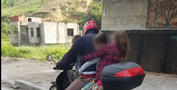 NDODH NË TIRANË/ Babai dhe TRE fëmijët në NJË motor. Vetëm ai mban… (FOTO)
