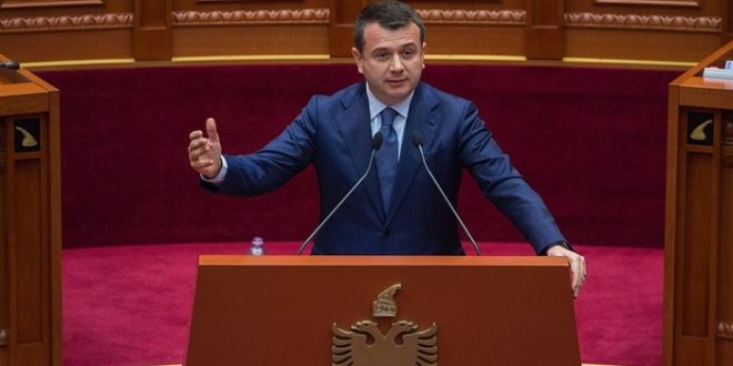 TEATRI/ Balla: Kur pashë LULIN me KOÇON mu kujtua idea e tij e çmendur për kultivimin e kanabisit…