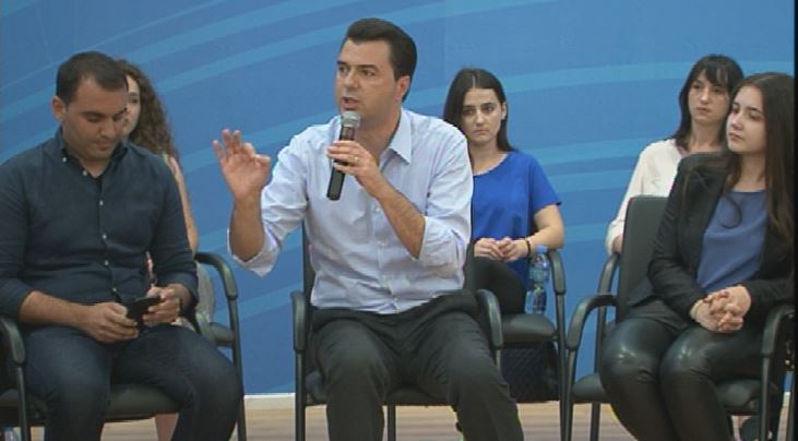 ÇËSHTJA PËR TEATRIN/ Basha me të rinjtë: Aty po pastrohen para dhe po kryhen…
