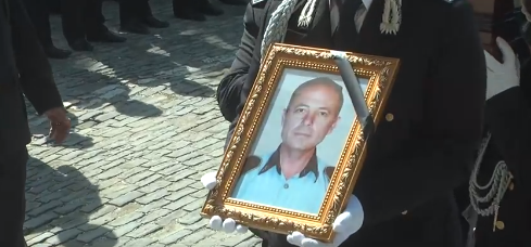 POLICI NGA BERATI QË VDIQ PAS 10 DITËSH/ Pamjet nga ceremonia e varrimit. Efektivët kanë… (VIDEO)