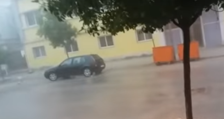 PËRKEQËSIMI I MOTIT/ Berati përfshihet nga STUHIA. Rrugët janë… (VIDEO)