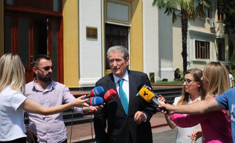 PROJEKTLIGJI PËR TEATRIN/ Berisha jashtë Kuvendit: Në vend që të paraqitej një program sot vjen…