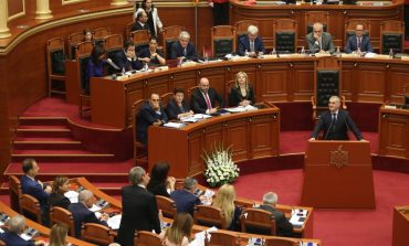 Replikat që s’u dëgjuan Kuvend, ministri i drejtohet Berishës: Ik ore pi***u