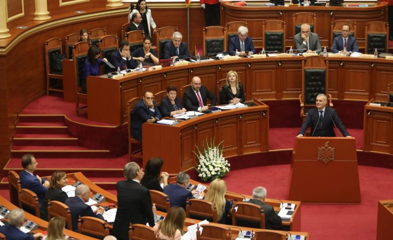Replikat që s’u dëgjuan Kuvend, ministri i drejtohet Berishës: Ik ore pi***u