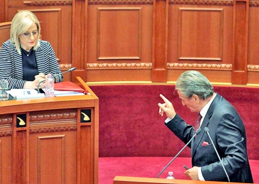 PROBLEMI ME DIPLOMAT/ Berisha merr mesazhin në FB: 300 studentë nga Shkodra më thonë se kanë…