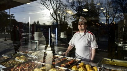 Bie numri i bizneseve prodhuese, rritet ai i shërbimeve