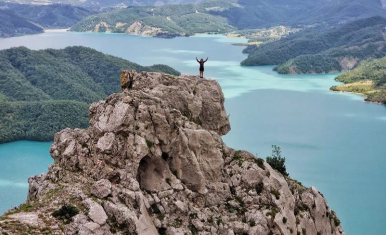 VIZITONI SHQIPËRINË/ Një mrekulli fare pranë Tiranës. Liqeni i Bovillës… (FOTO)
