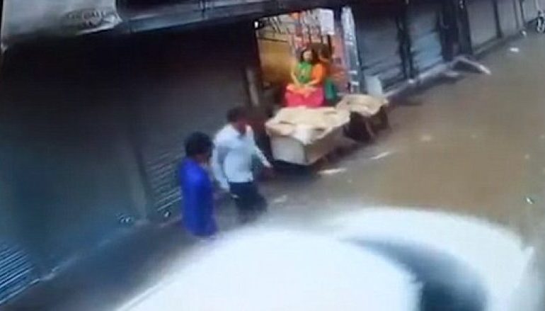 I shpëton përplasjes nga makina, gjen vdekjen pak minuta më pas (VIDEO)