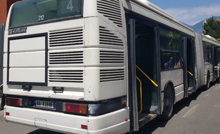 NDODH NË TIRANË/ Urbani PËSON DEFEKT. Mbetet në mes të rrugës dhe bllokon…