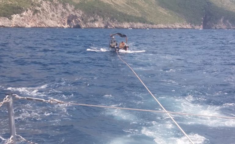 DEFEKT NË VARKËN NË KARABURUN/ Rojet bregdetare shpëtojnë dy persona. Ishin në drejtim…