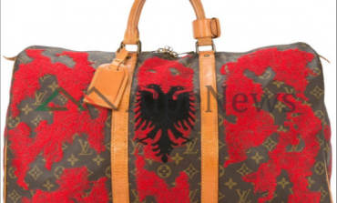 E PABESUESHME/ Xhaka dhe Shaqiri "frymëzojnë" Luis Vuitton-in për çantën me shqiponjën DYKRENARE (FOTO)