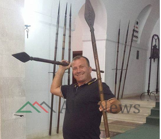 I DËNUAR PËR PLAGOSJE/ Kush është “ÇIMI MIKURTI”, burrelsi që KËRCËNOI femrën në rrugë për… (FOTO)