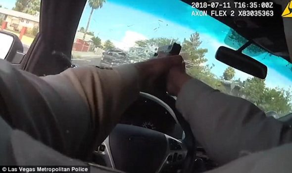 Si nëpër filma! Polici qëllon me armë të dyshuarin teksa e ndjek me makinë (VIDEO)