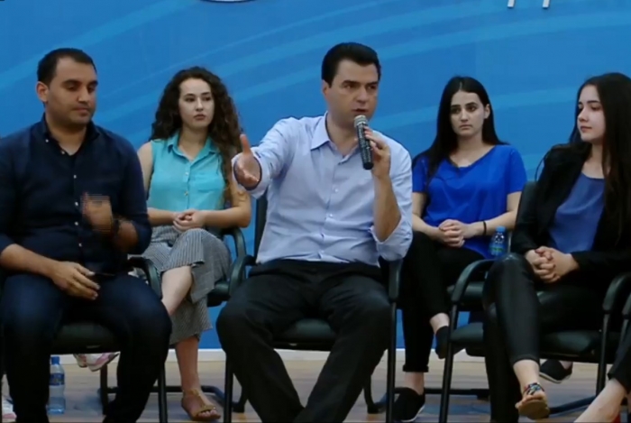 Basha mbledh të rinjtë në seli: Ju jeni e ARDHMJA. Nuk hapen NEGOCIATAT me një kryeministër si…