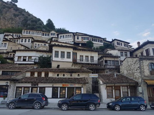 “SHQIPËRIA VENDI I SHQIPONJAVE”/ Blogerja italiane: Ju rrëfej shtetin që e shpëtoi një luftëtar i ri