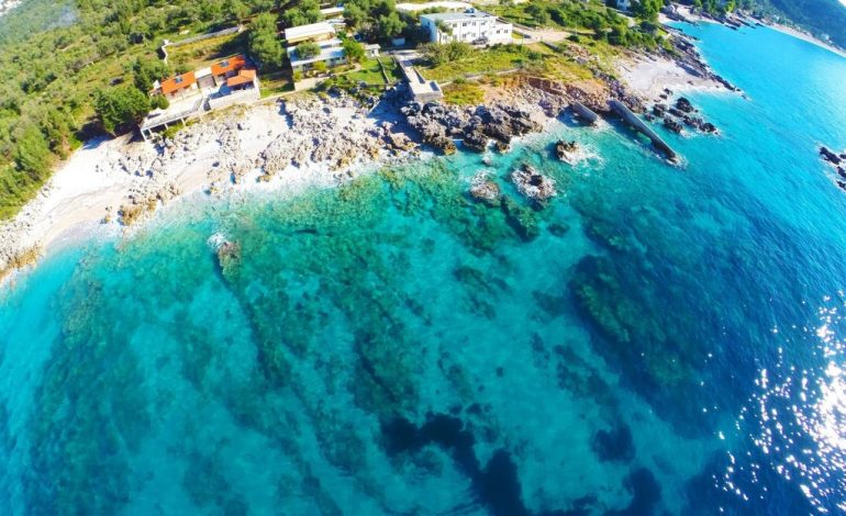 “The Sun” këshillon anglezët: Zgjidhni DHËRMIUN në vend të Korfuzit për pushime… (FOTO)