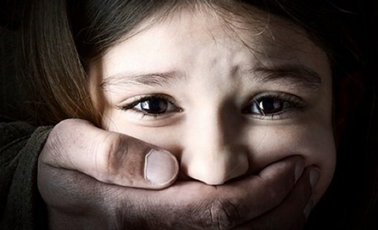 SHOKUESE/ Kishte turp të tregonte, 15-vjeçarja PERDHUNOHET nga mësuesit dhe shokët e klasës për 6 muaj rresht