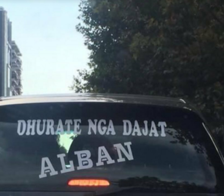 Kur makina të shkruan: “Dhuratë nga dajat”! Lind pyetja: Po hallat kur e kanë radhën? (FOTO)