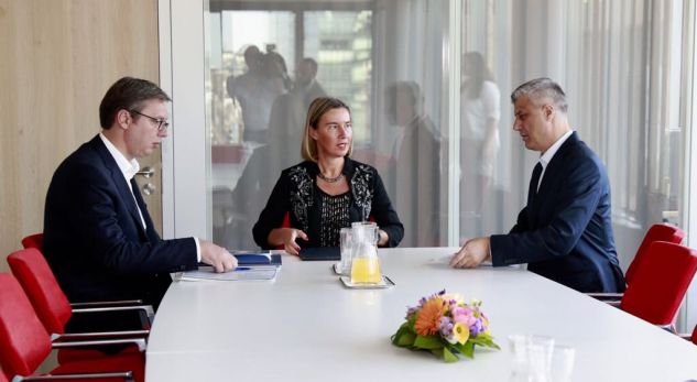 Thaçi në takim me Vuçiç e Mogherinin, pjesa tjetër e delegacionit pret në korridor