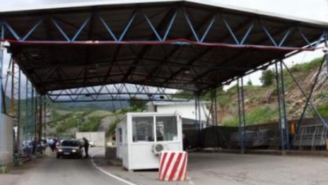 KAPET GRUPI I KONTRABANDËS NË KORÇË/ Si fusnin produkte fshehurazi DY DOGANIERËT. Policia i…