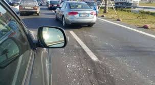 AKSIDENT NË AUTOSTRADË/ Bëhen “PËRSHESH” dy makina. “BMW” ka… (VIDEO)