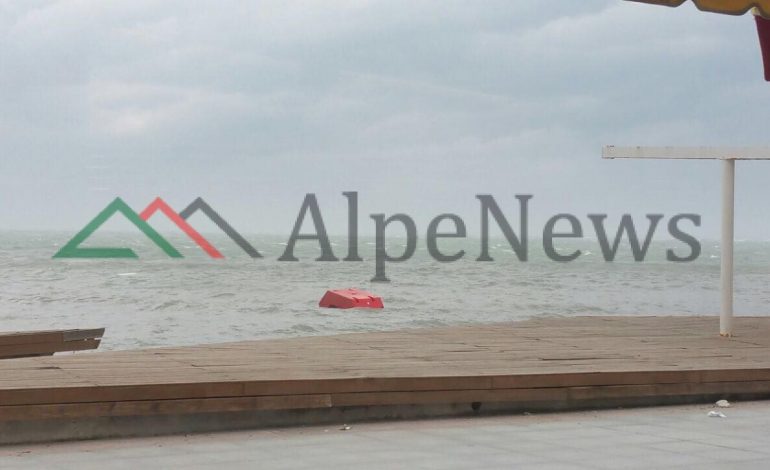 PËRKEQËSIMI I MOTIT/ Durrësin e “SHKUND” era dhe reshjet. Stolat “fluturojnë” në det (FOTO)