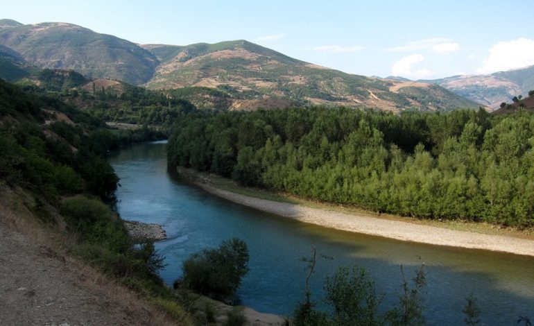 PO PESHKONTE ME RRJETË NË LUMIN DRIN/ Mbytet 54-vjeçari në Vaun e Dejës…