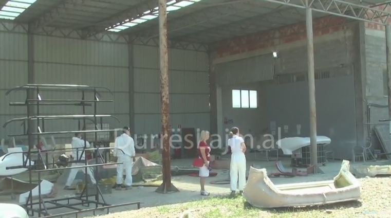 TREGTONIN TRITOL “NË KAPSOLLA”/ Brenda fabrikës ku u arrestua menaxheri dhe pronari u shpall në kërkim…