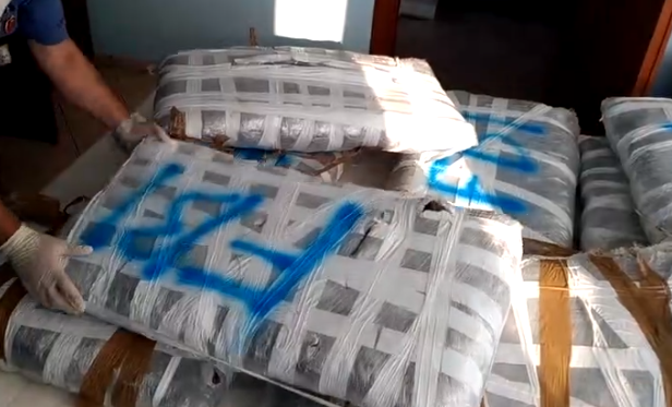 ARMË DHE 110 KG DROGË POSHTË KREVATIT/ Si u kap 33 vjeçari SHQIPTAR që bënte “KËRDINË”… (VIDEO)